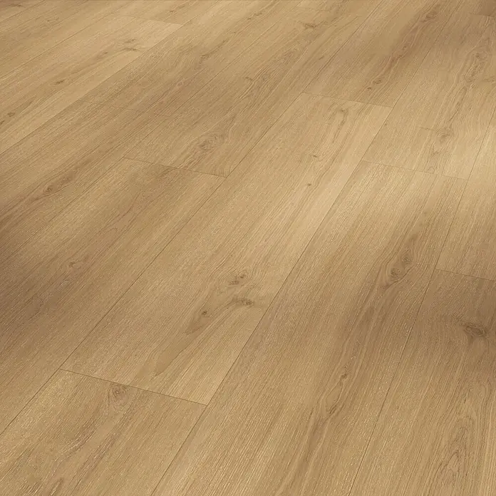 Parador Vinylboden Classic 2030 - Eiche Regent natur Gebürstete Struktur, Landhausdiele, 1.207 x 216 x 9,6 mm - Detailaufnahme des hellen Laminatbodens mit Holzmaserung, der eine warme und einladende Atmosphäre ausstrahlt.