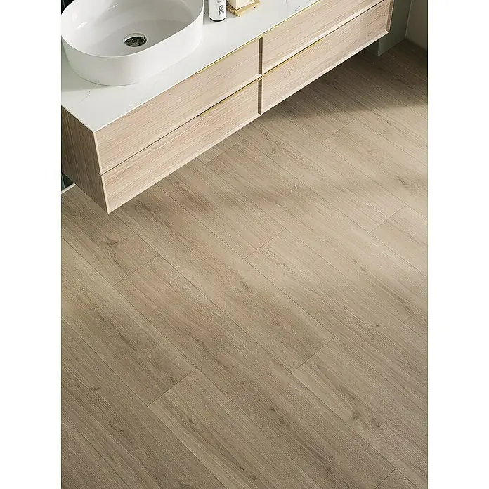 Parador Vinylboden Basic 5.3 - Eiche Regent grau, Landhausdiele, 1.209 x 225 x 5,3 mm - Ein helles Badezimmer mit einem modernen Waschtisch mit Aufsatzwaschbecken und Holzboden, der eine warme Atmosphäre schafft.