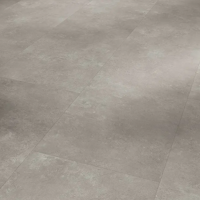 Parador Vinylboden Basic 5.3 - Stein Trafalgar hellgrau, Fliese, 914 x 457 x 5,3 mm - Nahaufnahme von Bodenfliesen, die ein elegantes, modernes Design mit einer glatten, matten Oberfläche zeigen.
