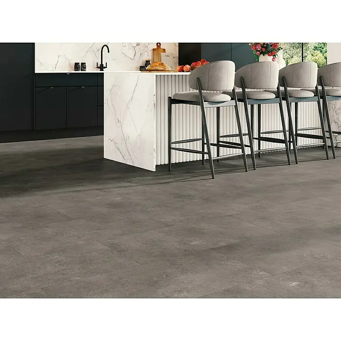 Parador Vinylboden Basic 5.3 - Stein Trafalgar dunkelgrau, Fliese, 914 x 457 x 5,3 mm - Eine moderne Küche mit eleganten grauen Bodenfliesen, die eine stilvolle und robuste Oberfläche schaffen.