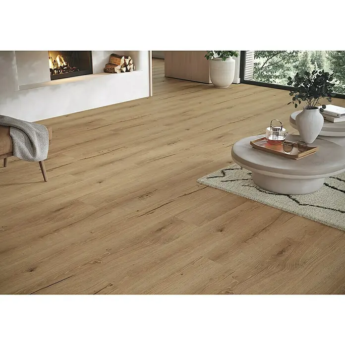 Parador Vinylbodenmuster Basic 30 Eiche Cambridge natur Gebürstete Struktur - 200 x 216 x 9,4 mm, Landhausdiele - Einladender Wohnraum mit hellem Holzboden, Kamin und stilvollen Möbeln. Der Boden verleiht Wärme und Eleganz.