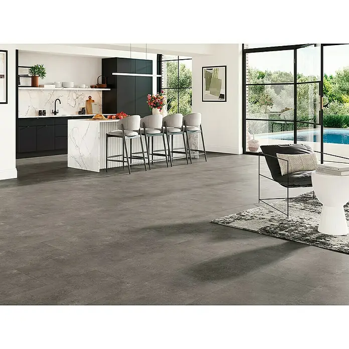 Parador Vinylboden Basic 5.3 - Stein Trafalgar dunkelgrau, Fliese, 914 x 457 x 5,3 mm - Elegante Küche mit grauen Bodenfliesen. Das robuste Design sorgt für Langlebigkeit und einen stilvollen Look, ideal für moderne Wohnräume.