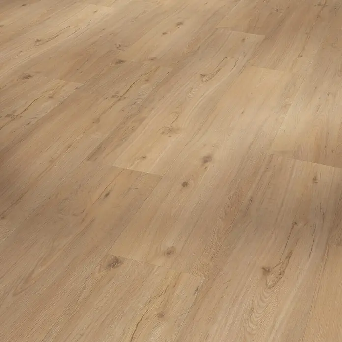 Parador Vinylboden Classic 2030 - Eiche geschliffen Holzstruktur, Landhausdiele, 1.207 x 216 x 9,6 mm - Detailaufnahme des hellen Laminatbodens mit Holzstruktur. Die Oberfläche ist natürlich und warm.