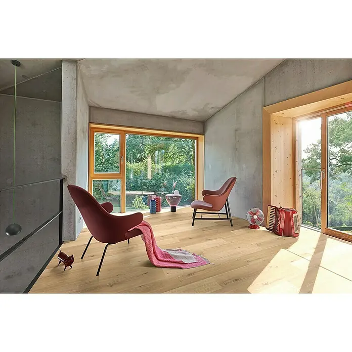 Parador Vinylboden Classic 2030 - Eiche Natural Mix hell Holzstruktur, Landhausdiele, 1.207 x 216 x 9,6 mm - Wohnzimmer mit Parkettboden, zwei Sesseln und einem Fenster mit Blick ins Grüne. Helle und moderne Einrichtung.
