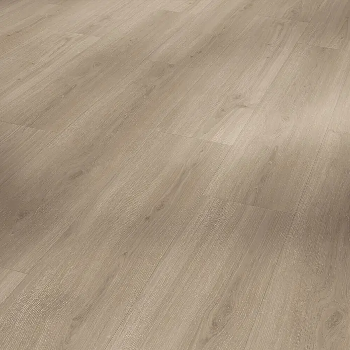 Parador Vinylboden Basic 5.3 - Eiche Regent grau, Landhausdiele, 1.209 x 225 x 5,3 mm - Nahtlose Ansicht von beigen Laminatböden, die ein warmes und einladendes Ambiente für jeden Raum schaffen. Die Laminatstruktur ist klar.