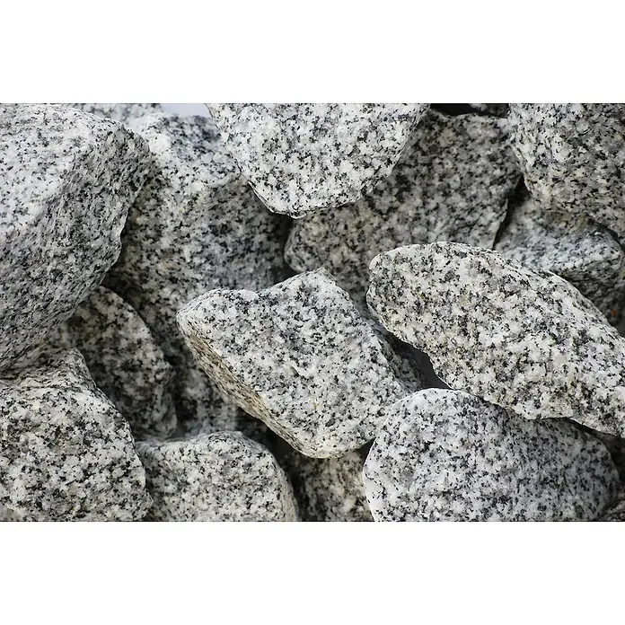 Scherf Bruchstein Granit Big Bag - Körnung: 50 mm - 100 mm, Grau, Weiß, Naturstein, 1.000 kg - Nahaufnahme von grauen Granitsteinen, ideal für Garten- und Landschaftsbau, die eine natürliche und robuste Ästhetik verleihen.