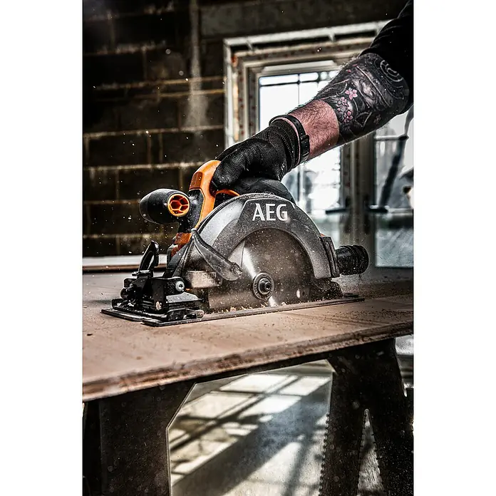 AEG Pro 18V Akku-Handkreissäge BKS 18SBL-0 - 18 V, Ohne Akku, 0 U/min - 5.000 U/min - Detailaufnahme einer AEG-Kreissäge beim Schneiden von Holz, mit Fokus auf Präzision und Leistung des Werkzeugs.