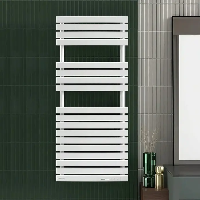 Rointe Radiador toallero eléctrico Neo - An x Al: 50 x 110 cm, 300 W - 500 W, Blanco - Un elegante toallero Rointe blanco montado en una pared panelada con estilo. Diseño elegante para baños modernos.