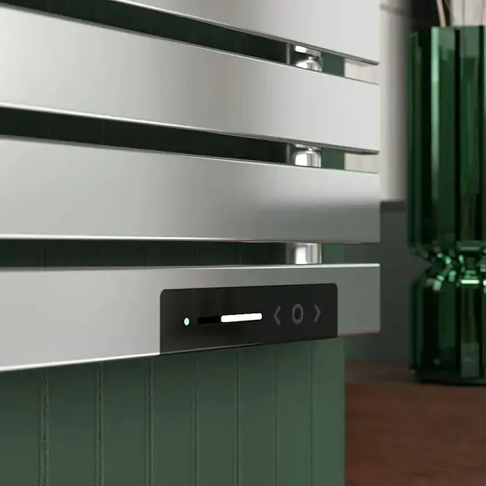 Rointe Radiador toallero eléctrico Neo - An x Al: 50 x 78 cm, 300 W, Cromo - Detalle de un moderno toallero plateado con controles digitales y detalles verdes, que realza un diseño de baño elegante.