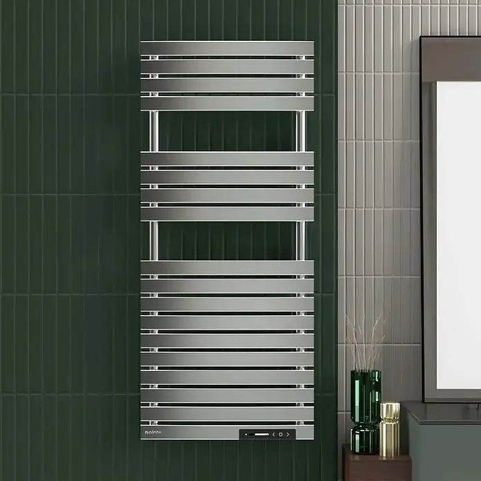 Rointe Radiador toallero eléctrico Neo - An x Al: 50 x 78 cm, 300 W, Cromo - Un moderno toallero plateado con barras horizontales cuelga en una pared verde en el baño.