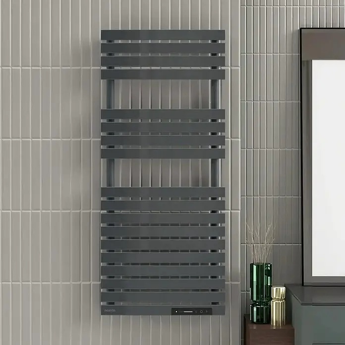 Rointe Radiador toallero eléctrico Neo - An x Al: 50 x 78 cm, 300 W, Gris - Toallero gris con barras horizontales montado en pared de azulejos. Un complemento práctico y elegante para cualquier baño.