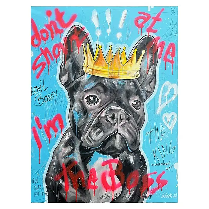 Dotcomcanvas Decopanel - I´m the King, B x H: 84 x 112 cm - Gemälde eines Bulldogs mit Krone und Graffiti-Slogans, das eine humorvolle und freche Note in jeden Raum bringt.