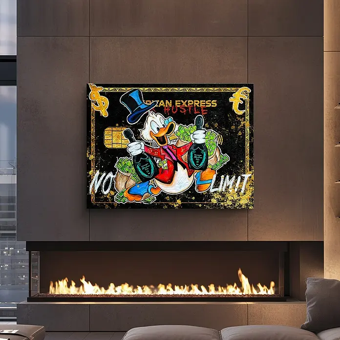 Dotcomcanvas Decopanel - No Limit, B x H: 112 x 84 cm - Das Wandbild zeigt eine karikaturhafte Darstellung von Dagobert Duck auf einer Kreditkarte mit Geldsäcken und Champagnerflaschen.