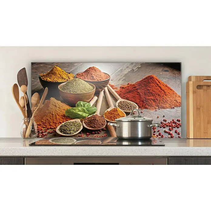 CUCINE Küchenrückwand - Oriental Spice, 80 x 40 cm, Stärke: 6 mm, Einscheibensicherheitsglas (ESG) - Küchenrückwand mit Gewürzmotiv. Dekorative Küchenrückwand mit verschiedenen Gewürzen und einem Kochtopf auf dem Herd.