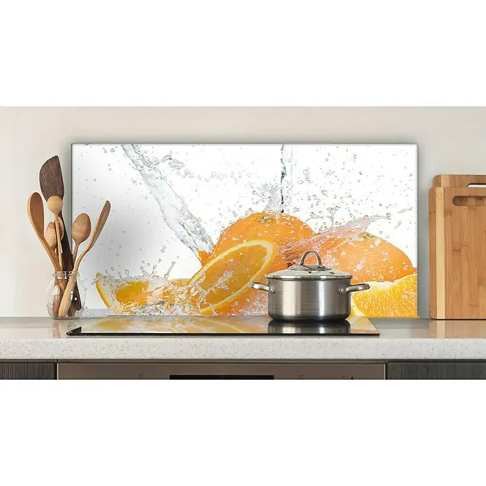 CUCINE Küchenrückwand - Orange Splash, 80 x 40 cm, Stärke: 6 mm, Einscheibensicherheitsglas (ESG) - Eine Küchenrückwand mit einem spritzigen Orangenmotiv und einem Topf, der auf einem modernen Kochfeld steht, verleiht der Küche eine frische Note.