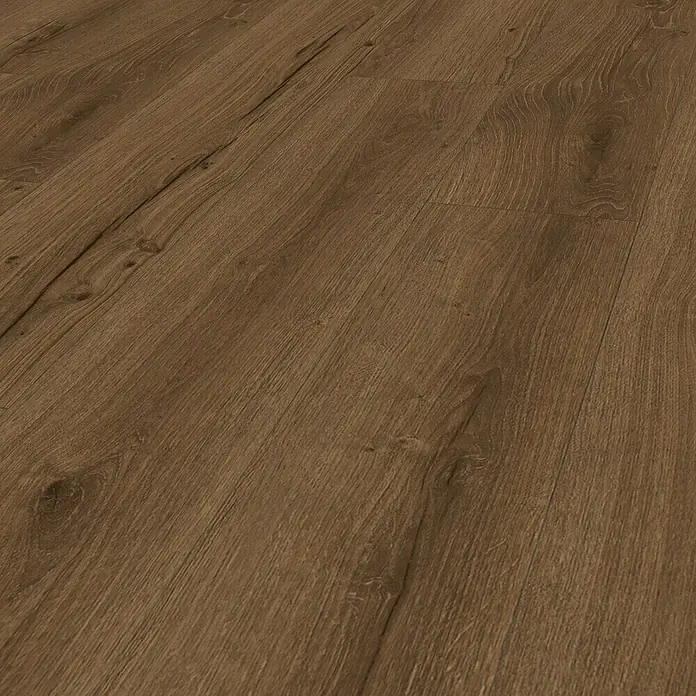 Parador Vinylbodenmuster Classic 2030 Eiche Cambridge geräuchert Gebürstete Struktur - 200 x 216 x 9,6 mm, Landhausdiele - Nahaufnahme eines braunen Laminatbodens, der die Holzstruktur und die warmen Farbtöne hervorhebt.\n