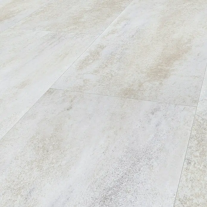 Parador Vinylboden Basic 5.3 - Dolomit weiß, Fliese, 914 x 457 x 5,3 mm - Nahaufnahme von rechteckigen Bodenfliesen in Creme- und Beigetönen, die ein subtiles, marmorähnliches Muster aufweisen.