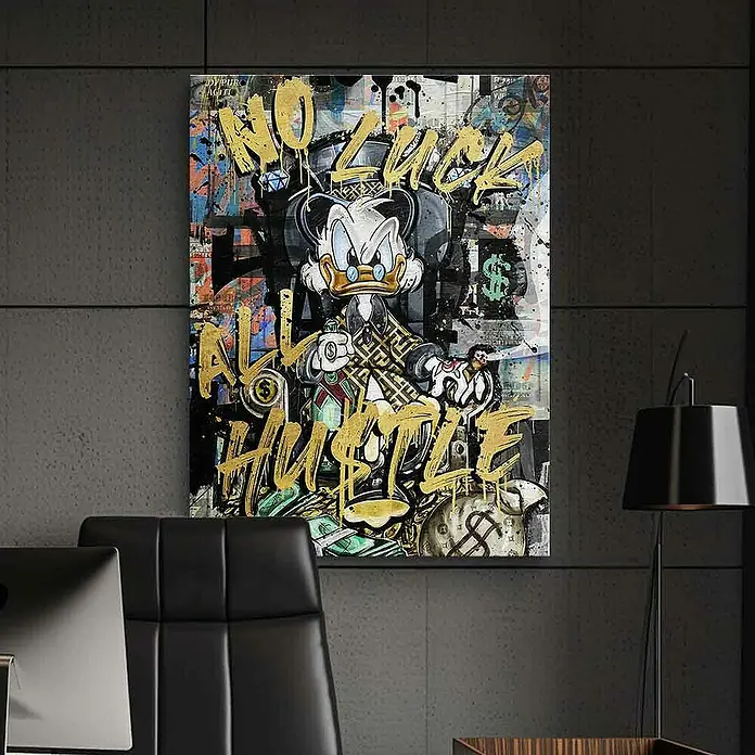 Dotcomcanvas Decopanel - All Hustle Duck, B x H: 84 x 112 cm - Das Wandbild zeigt Dagobert Duck mit der Aufschrift „No Luck All Hustle“, ein stilvolles Deko-Element für moderne Büros oder Wohnräume.