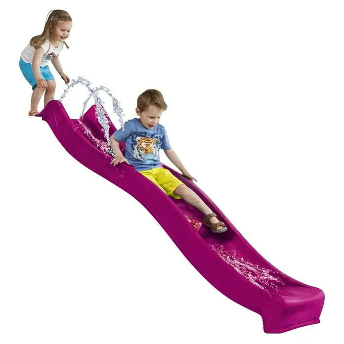 Rutsche - B x L: 49,5 x 300 cm, Kunststoff, Lila - Kinderrutsche mit Wassereffekt. Ein Junge rutscht auf einer violetten Rutsche mit Wasser, während ein Mädchen oben steht.
