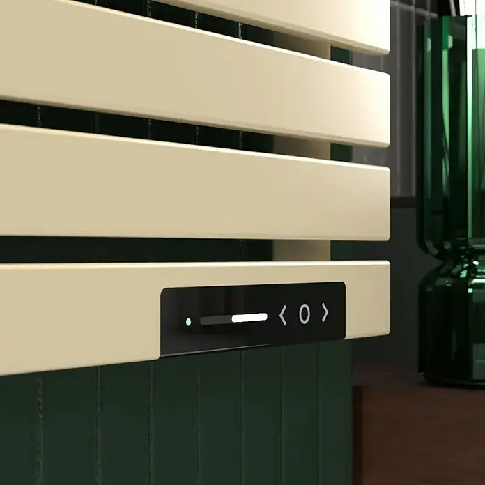 Rointe Radiador toallero eléctrico Neo - An x Al: 50 x 78 cm, 300 W, Blanco ostra - Primer plano de un radiador beige moderno con un panel de control negro integrado con luz y pantalla.