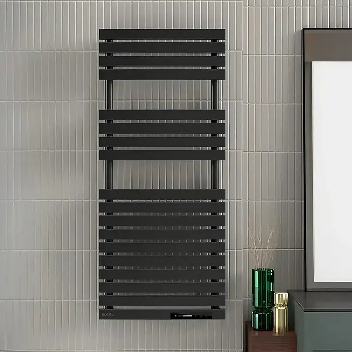 Rointe Radiador toallero eléctrico Neo - An x Al: 50 x 78 cm, 300 W, Negro - Toallero negro montado en una pared de azulejos, un accesorio de baño moderno y elegante.