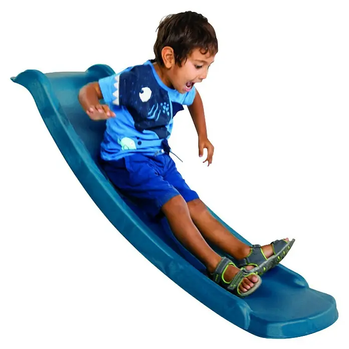 Rutsche - B x L: 37,7 x 118 cm, Kunststoff, Blau - Ein kleiner Junge saust auf einer blauen Kinderrutsche mit grauen Sandalen einen Hügel hinunter, er hat Spaß.