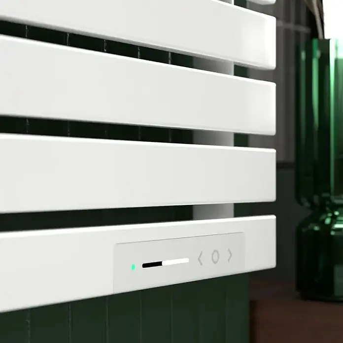 Rointe Radiador toallero eléctrico Neo - An x Al: 50 x 110 cm, 300 W - 500 W, Blanco - Primer plano de un radiador blanco con controles digitales y un LED verde. Diseño moderno para un hogar elegante.