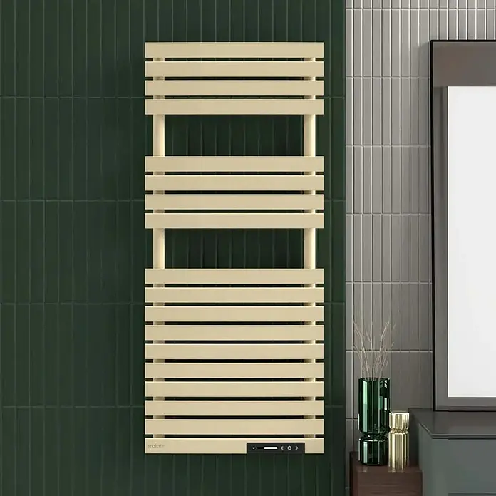 Rointe Radiador toallero eléctrico Neo - An x Al: 50 x 78 cm, 300 W, Blanco ostra - Toallero radiador beige en una pared verde. El diseño moderno es un punto de atracción en el baño.