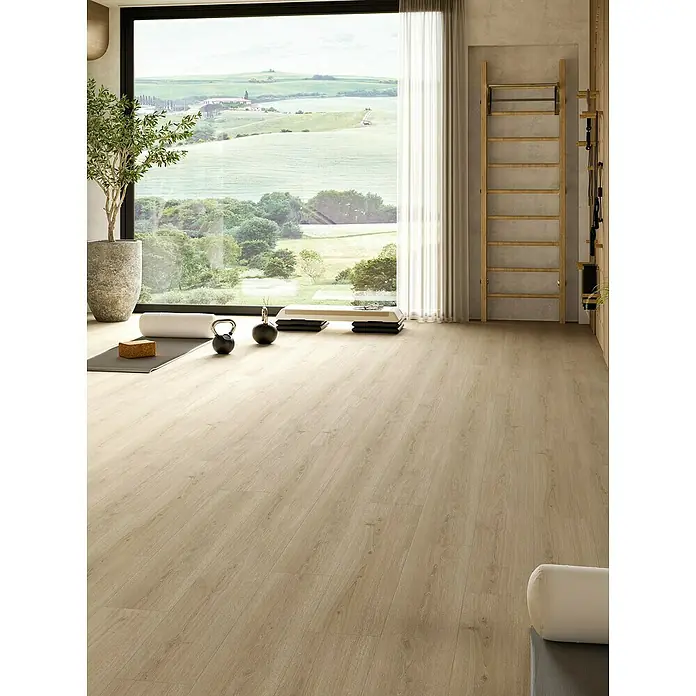 Parador Vinylboden Basic 5.3 - Eiche Regent beige, Landhausdiele, 1.209 x 225 x 5,3 mm - Helle Holzböden verleihen diesem Fitnessraum eine warme Note. Ideal für Yoga, Gymnastik und funktionelles Training.