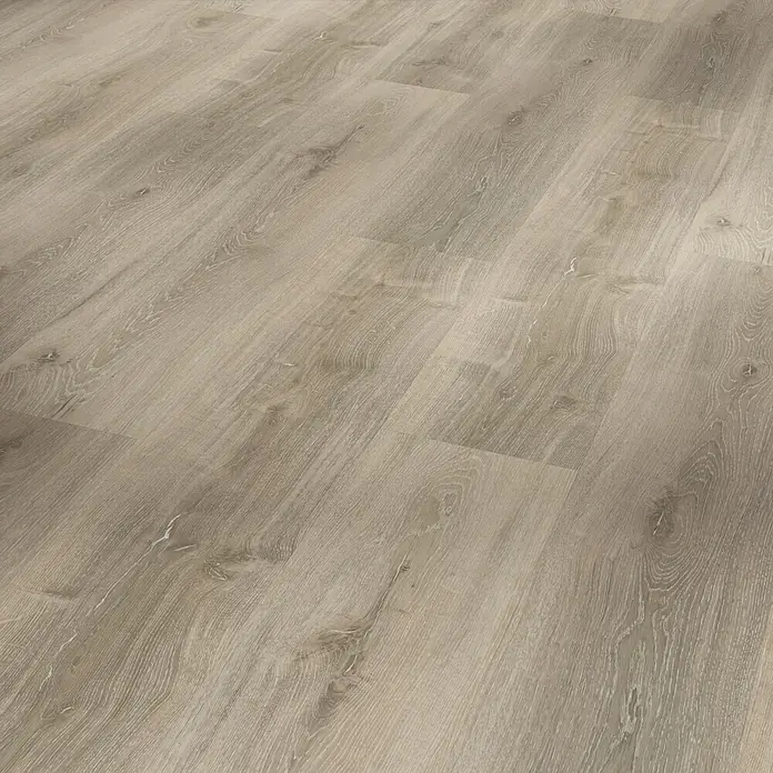 Parador Vinylboden Classic 2030 - Eiche Royal weiß gekälkt Gebürstete Struktur, Landhausdiele, 1.207 x 216 x 9,6 mm - Nahaufnahme eines Vinylbodens mit hellem Holzdekor, der ein modernes und elegantes Ambiente vermittelt. Die Textur wirkt realistisch.