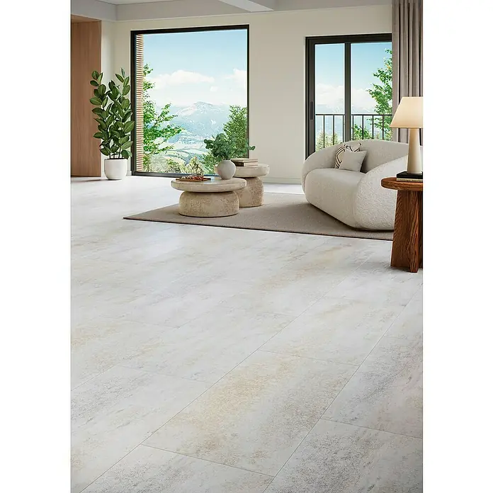 Parador Vinylboden Basic 5.3 - Dolomit weiß, Fliese, 914 x 457 x 5,3 mm - Elegantes Wohnzimmer mit modernem Teppich und stilvollen Beistelltischen, die eine warme und einladende Atmosphäre schaffen.