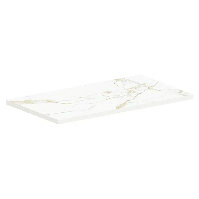 Atlas Concorde Solution Marble Vison Feinsteinzeugfliese Calacatta Caldo - 60 x 120 cm, Weiß, Glänzend - Nahaufnahme einer weißen Arbeitsplatte mit goldenen Marmorierungen, ideal für Küchen und Badezimmer.