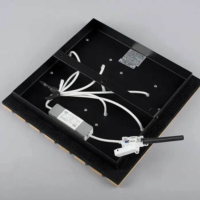 Just Light LED-Deckenleuchte Akustik - Schwarz, 10 W, IP20 - Innenansicht einer quadratischen LED-Deckenleuchte mit Verkabelung, Transformator und Anschlussklemmen in Nahaufnahme.