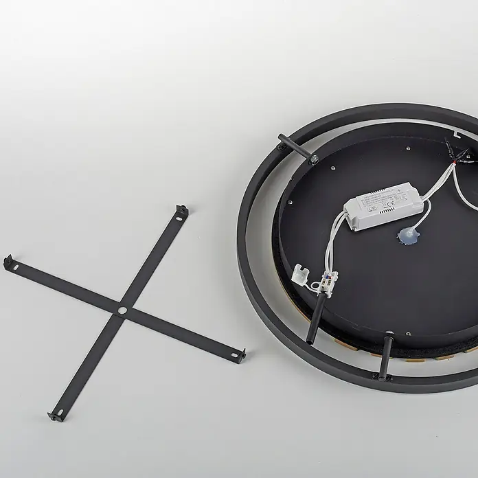 Just Light LED-Deckenleuchte Akustik - Schwarz, 12 W, IP20 - Deckenleuchte in Nahaufnahme mit Befestigungskreuz, das Design und Funktionalität vereint. Ideal für moderne Innenräume.
