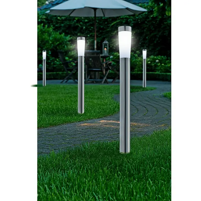 BAUHAUS Estaca solar - 0,12 W, Transparente, Níquel, IP44, 6 lm - Vista del jardín con elegantes luces exteriores.