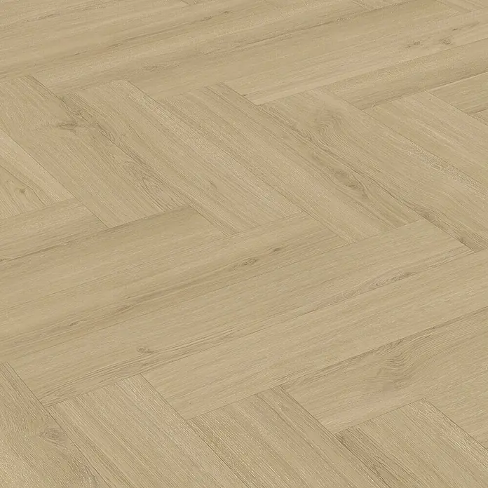 Parador Vinylboden Trendtime 3 - Eiche Regent beige, Fischgrät, 730 x 146 x 5 mm - Nahaufnahme eines eleganten Parkettbodens im Fischgrätmuster, der Wärme und zeitlose Eleganz ausstrahlt. Die hellen Holztöne bringen eine gemütliche Atmosphäre.