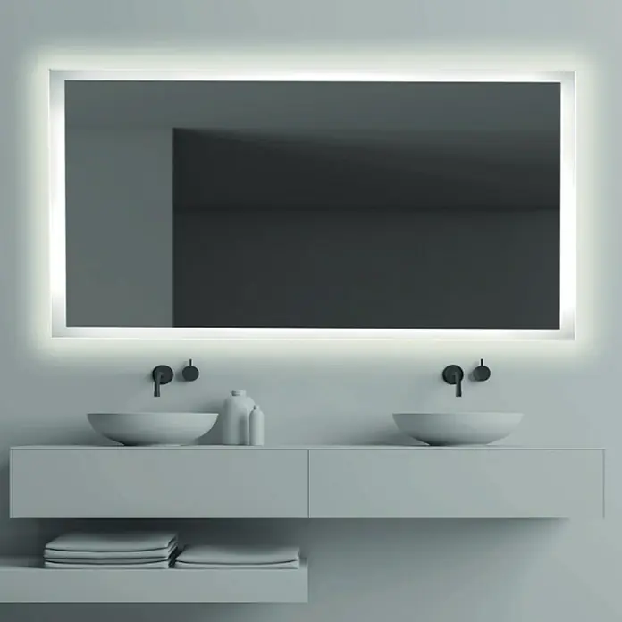 Bath Stage Espejo con luz B-924 - 60 x 80 cm, Blanco frío - Un espejo de baño rectangular iluminado sobre dos lavabos colocados en un elegante tocador blanco con toallas debajo.