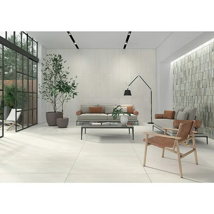 Feinsteinzeugfliese Tivoli 8840 - 60 x 120 cm, Weiß, Matt - Helle Fliesenboden mit Wohnbereich und moderner Einrichtung. Zwei graue Sofas und ein Sessel sorgen für Komfort in dem eleganten Raum.