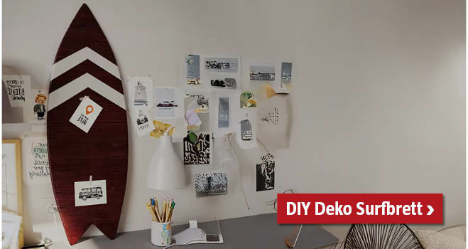 Selbstgemachtes Deko Surfbrett am Schreibtisch mit Bildern beklebt