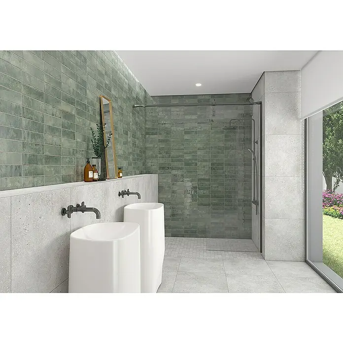 Wandfliese Infinity 9185 - 7,5 x 25 cm, Grün, Glänzend - Elegantes Badezimmer mit grünen Fliesen, stilvollen Waschbecken und einer modernen Duschkabine. Die sanften Farben schaffen eine entspannende Atmosphäre.