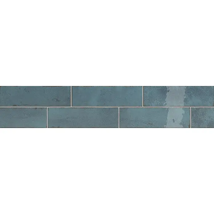Wandfliese Infinity 9183 - 7,5 x 25 cm, Blau, Glänzend - Detailaufnahme von blauen Metrofliesen. Die Wandfliesen sind rechteckig und haben ein vintage Aussehen. Die Farbe ist ein schönes blau/türkis.