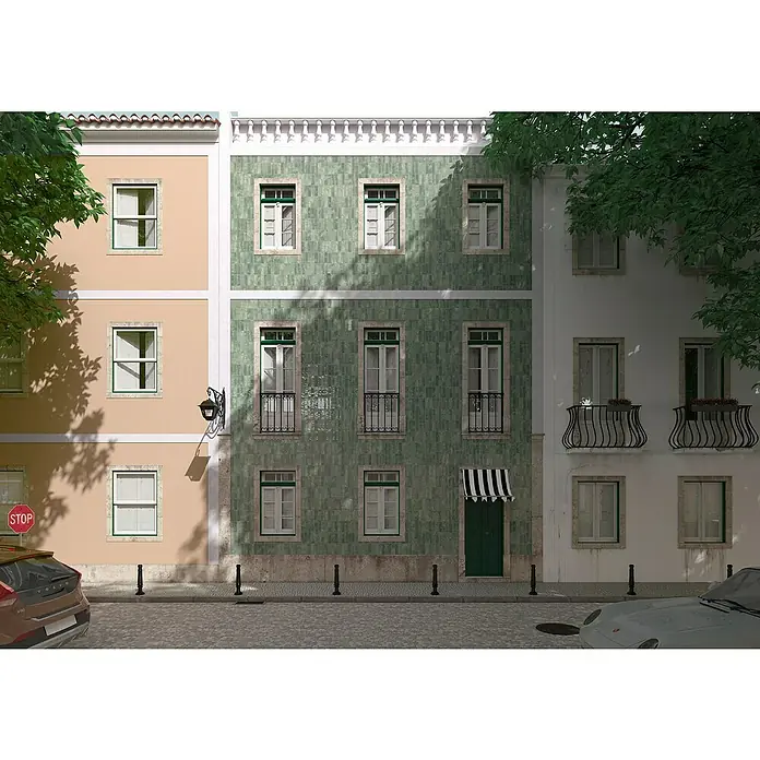 Wandfliese Infinity 9185 - 7,5 x 25 cm, Grün, Glänzend - Fassadenansicht von drei Stadthäusern mit unterschiedlichen Farben, Fenstern und architektonischen Details auf einer gepflasterten Straße.