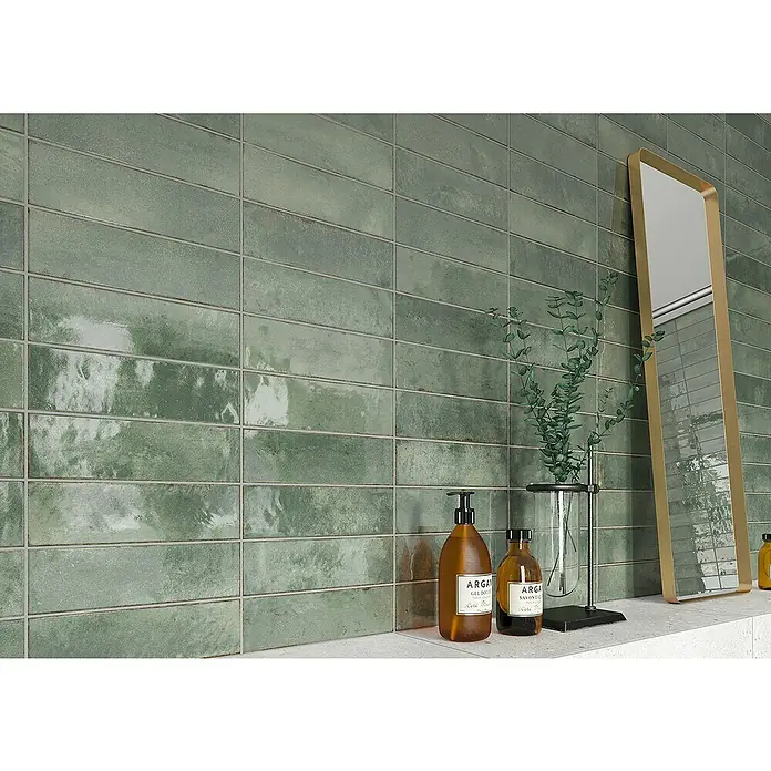 Wandfliese Infinity 9185 - 7,5 x 25 cm, Grün, Glänzend - Nahaufnahme von grünen Keramikfliesen an einer Badezimmerwand, die ein elegantes und modernes Design zeigen.