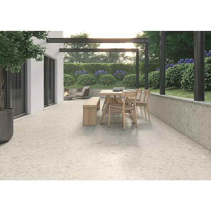 Feinsteinzeugfliese Ceppo Gres 8997 - 60 x 60 cm, Beige, Matt - Terrassenansicht mit Outdoor-Möbeln und modernem Fliesenboden. Der Boden ist hellgrau und weist ein interessantes Muster auf.