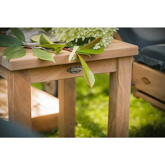 Kai Wiechmann Garten-Beistelltisch - L x B x H: 40 x 40 x 45 cm, Teakholz, Quadratisch, Naturbelassen - Detailaufnahme eines Beistelltisches aus Holz mit Dekoration, der Marke Kai Wiechmann Brighton. Perfekt für Garten und Terrasse.