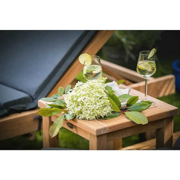Kai Wiechmann Garten-Beistelltisch - L x B x H: 40 x 40 x 45 cm, Teakholz, Quadratisch, Naturbelassen - Teakholztisch mit Getränken und einer weißen Hortensie im Garten, ideal für entspannte Stunden im Freien.
