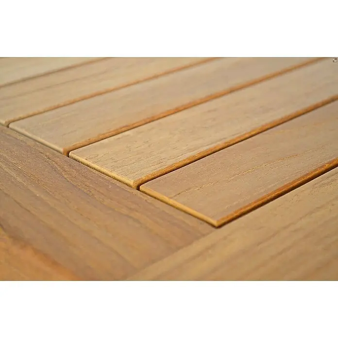 Kai Wiechmann Garten-Beistelltisch - L x B x H: 40 x 40 x 45 cm, Teakholz, Quadratisch, Naturbelassen - Nahaufnahme einer Holzterrasse mit hellbraunen Dielen und feinen Rillen, die ein natürliches und warmes Ambiente vermitteln. Ideal für den Außenbereich.