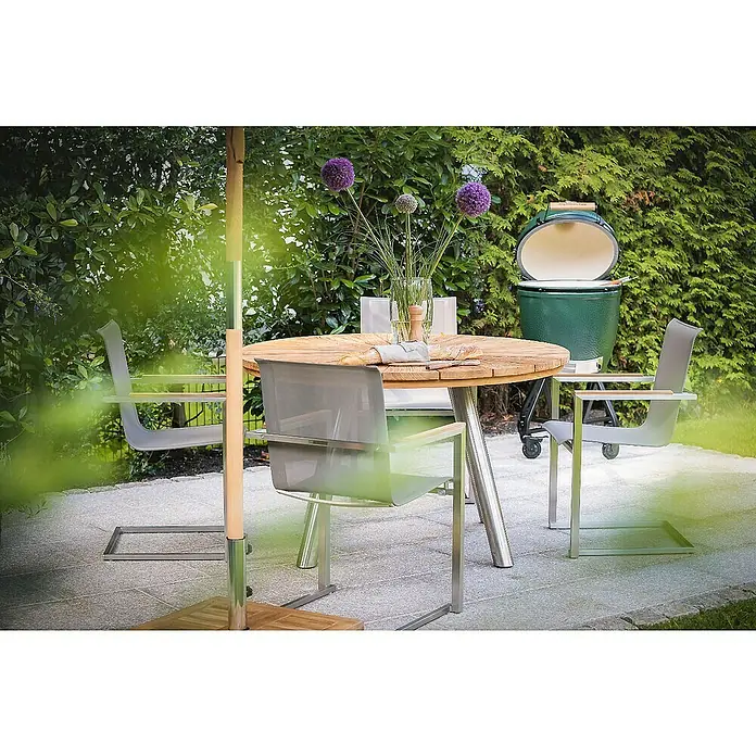Kai Wiechmann Gartenstuhl - Stapelbar, Silber, B x T x H: 56 x 60 x 88 cm - Ein Gartentisch-Set mit runder Holzplatte, modernen Stühlen und einem grünen Keramikgrill im Hintergrund für entspannte Stunden im Freien.