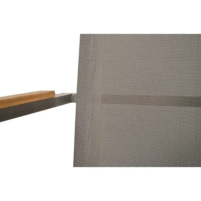 Kai Wiechmann Gartenstuhl - Stapelbar, Silber, B x T x H: 56 x 60 x 88 cm - Detailansicht eines stilvollen Gartenstuhls mit Holzarmlehne und grauem Netzgewebe, der Komfort und modernes Design vereint.