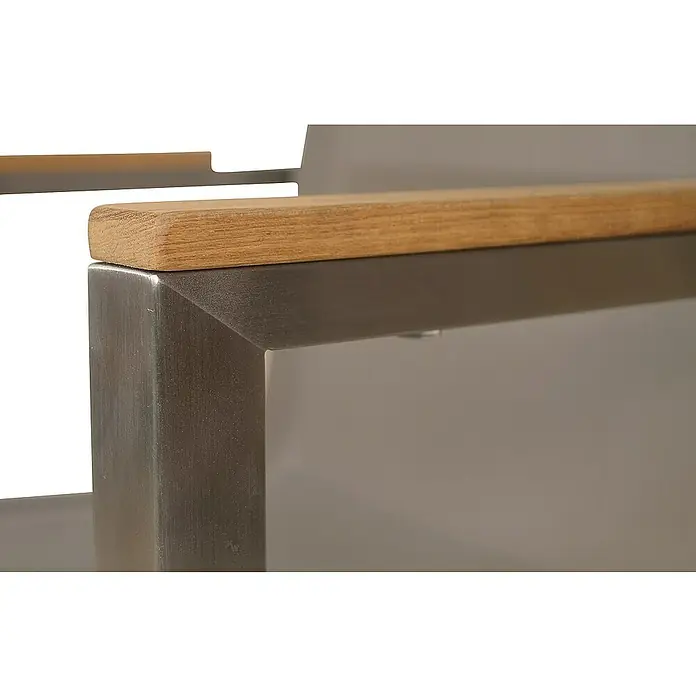 Kai Wiechmann Gartenstuhl - Stapelbar, Silber, B x T x H: 56 x 60 x 88 cm - Detailaufnahme eines modernen Stuhls mit Holzarmlehne auf einem silbernen Metallrahmen, der schlichte Eleganz und hochwertige Verarbeitung vereint.